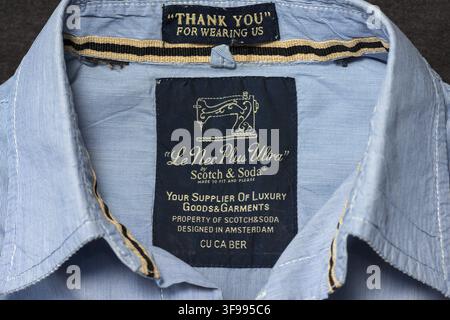 Le Nec Plus Ultra di Scotch & Soda etichetta vintage abbigliamento maschile con slogan e motto su camicia blu Foto Stock