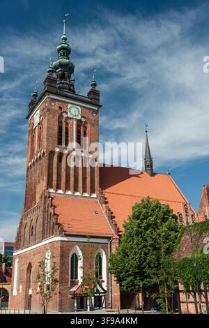 La storica chiesa di Santa Caterina a Danzica, in Polonia, che è una delle chiese più antiche della città. Foto Stock