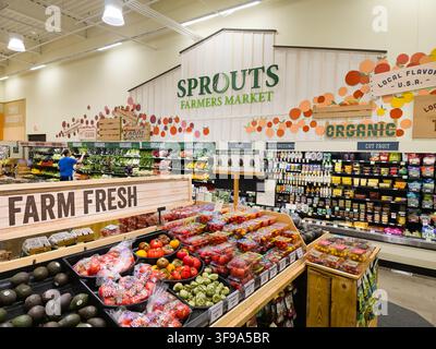 ADDISSON, TX, USA - 26 LUGLIO 2026: Vista interna di Sprouts Farmers Market che mostra la sezione di prodotti freschi piena di ortaggi e frutta biologici Foto Stock