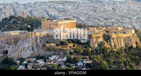 Acropoli di Atene tempio antico storico visto dall'alto panorama viaggiando nella città di Atene, Grecia. Foto Stock