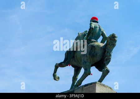 Statua equestre in bronzo di Hans Waldmann su un cavallo, vista posteriore contro il cielo blu nella città di Zurigo, Svizzera. Zurigo, Svizzera - 23 giugno 2026. Foto Stock