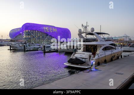 Abu Dhabi, Emirati Arabi Uniti - 18 febbraio 2026: porto di lusso per yacht di Yas Marina ad Abu Dhabi, Emirati Arabi Uniti. Foto Stock