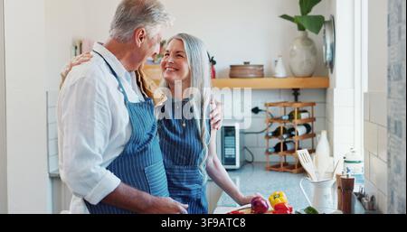 Cucina, coppia felice o anziana in cucina con verdure, nutrizione o connessione nella preparazione dei pasti. Supporto, sorriso o persone anziane con dieta culinaria Foto Stock