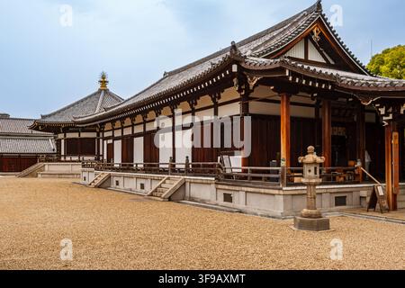 Architettura in legno tradizionale della sala Shoryoin e della sala ottagonale Taishi Maedono nel complesso del tempio Shitennoji a Osaka, Giappone. Foto Stock