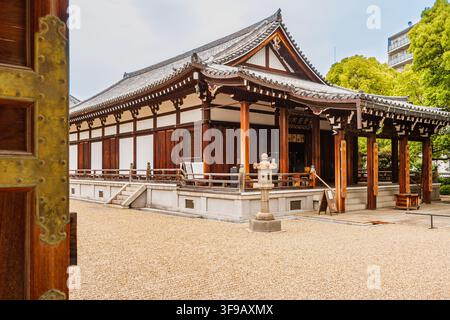 Architettura in legno tradizionale della sala Shoryoin e della sala ottagonale Taishi Maedono nel complesso del tempio Shitennoji a Osaka, Giappone. Foto Stock