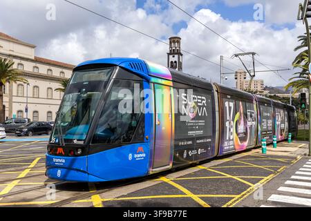 Santa Cruz de Tenerife, Spagna – 3 marzo 2026: Tram leggero Alstom Citadis 302 della linea L1 come trasporto pubblico a Santa Cruz de Tenerife, Spagna. Foto Stock