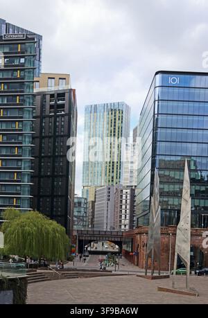 Vista su Chapel Street verso l'area di Salford di Manchester Foto Stock
