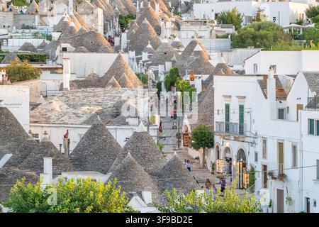 Iconici tetti conici in pietra calcarea delle case dei Trulli di Alberobello in Puglia, Italia Foto Stock