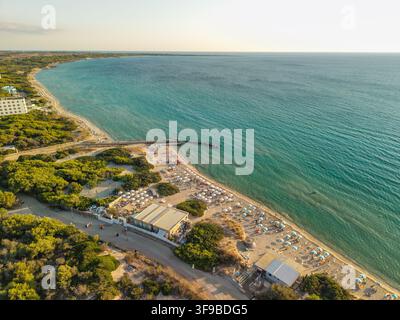 Vista aerea della spiaggia di cristallo a Gallipoli al tramonto in Puglia Italia Foto Stock