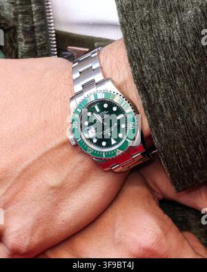Hollywood, Stati Uniti. 14 agosto 2026. HOLLYWOOD, LOS ANGELES, CALIFORNIA, USA - 13 AGOSTO: Charlie Clapham (dettaglio dell’orologio Rolex Submariner 'Hulk' 116610LV) arriva alla serata di apertura del 22° Festival annuale HollyShorts presso il TCL Chinese Theatre IMAX a Ovation Hollywood il 13 agosto 2026 a Hollywood, Los Angeles, California, Stati Uniti. (Foto di Xavier Collin/Image Press Agency) Credit: Image Press Agency/Alamy Live News Foto Stock
