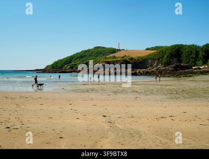 Visitatori che si godono Polridmouth Cove con il Gribbin Daymark sulla testa vicino a Fowey, Cornwall, Inghilterra, Regno Unito Foto Stock