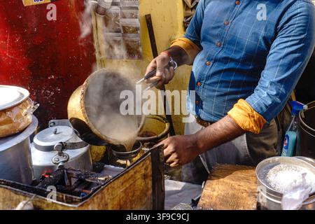 India. Uttarakhand. Rishikesh. Un venditore ambulante prepara un tè al latte speziato (masala chai) Foto Stock
