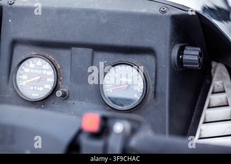 Prima vista del cruscotto della moto che mostra il tachimetro e il contagiri con elementi di design neri e argentati Foto Stock