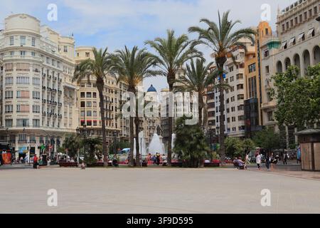 VALENCIA, SPAGNA - 18 MAGGIO 2017: Questa è la Piazza del Municipio con una fontana. Foto Stock
