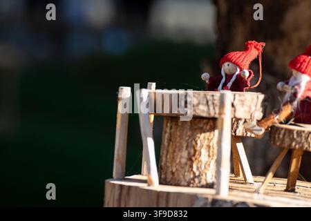 Diorama in miniatura di legno con una figura elfica realizzata a mano alla calda luce naturale del sole Foto Stock