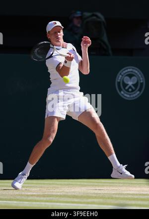 Giocatore di tennis italiano Jannik Sinner in azione a Wimbledon, Londra, Regno Unito. Foto Stock