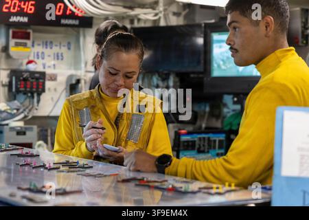 I marinai statunitensi tracciano i movimenti degli aerei sul ponte di volo a bordo della portaerei di classe Nimitz USS Abraham Lincoln (CVN 72), il 10 agosto 2026. L'Abraham Lincoln è dispiegata nell'area operativa della 5a Flotta statunitense nel Medio Oriente per supportare la sicurezza e la stabilità marittima. (Foto della US Navy) Foto Stock