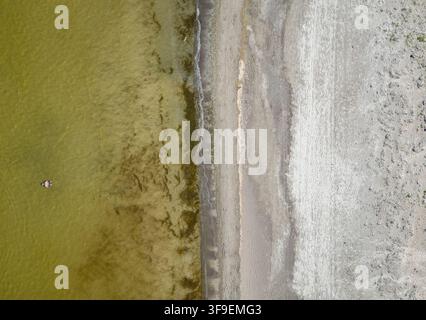 Vista aerea dall'alto di una spiaggia nell'area di Jaunkemeri della città di Jurmala sulla costa baltica, Lettonia Foto Stock