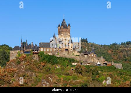 Il castello fiabesco di Cochem lungo il fiume Mosella a Cochem (Renania-Palatinato), Germania Foto Stock