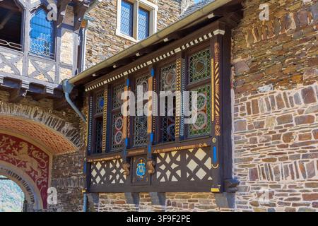 Primo piano delle finestre del castello di Cochem del XIX secolo a Cochem, Germania Foto Stock