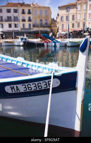 Primo piano di una barca pointu in legno blu e bianco ormeggiata nel porto di La Ciotat, Provenza-Alpi-Costa Azzurra, Francia. Foto Stock