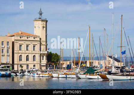 La torre dell'orologio storica del vecchio municipio che si affaccia sui barche a vela ormeggiate nel vecchio porto di La Ciotat sulla Costa Azzurra, Francia. Foto Stock