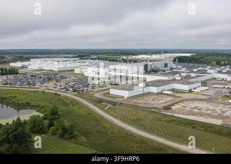 Vista aerea dello stabilimento di assemblaggio GM Lansing Delta, con grandi edifici industriali, parcheggi pieni di veicoli e una spa verde circostante Foto Stock