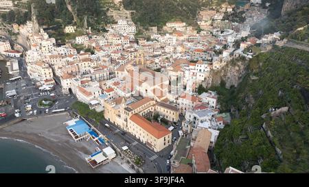 Vista aerea della città di Amalfi sulla Costiera Amalfitana, con la cattedrale storica, i tetti in terracotta e il lungomare della Provincia di Saler Foto Stock