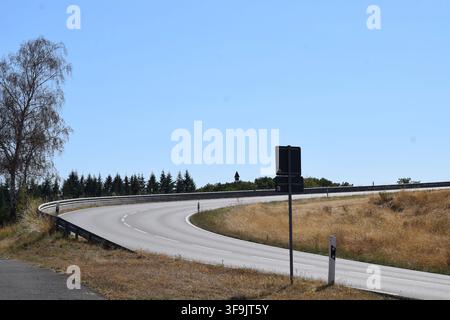 Strada di campagna in un'ondata di caldo Foto Stock