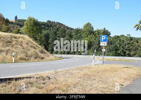 Strada di campagna in un'ondata di caldo Foto Stock