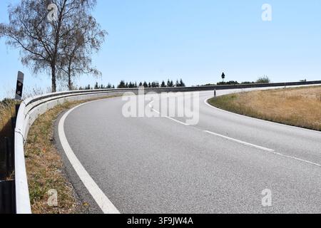 Strada di campagna in un'ondata di caldo Foto Stock