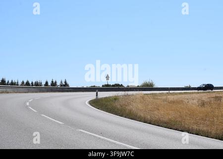 Strada di campagna in un'ondata di caldo Foto Stock