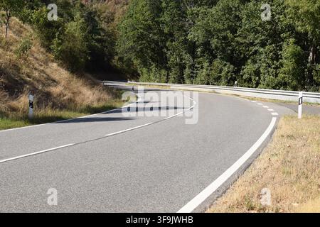 Strada di campagna in un'ondata di caldo Foto Stock