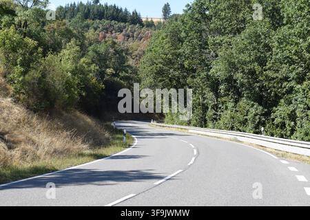 Strada di campagna in un'ondata di caldo Foto Stock