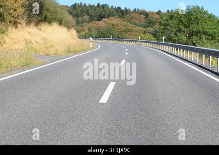 Strada di campagna in un'ondata di caldo Foto Stock
