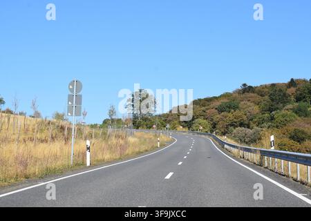 Strada di campagna in un'ondata di caldo Foto Stock