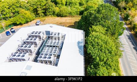 Vista elevata di un piccolo data center rurale che mostra le unità condensatore sul tetto o i refrigeratori raffreddati ad aria nel Worcestershire, UK Foto Stock