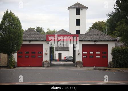 Tallaght, Contea di Dublino, Irlanda, 15 agosto 2026 – La distintiva tenda a tetto bianca, le banchine a isola, le linee elettriche aeree, i segnali di direzione e i validatori dei biglietti alla fermata Belgard Luas della linea rossa di Dublino. Belgard funge da snodo per i servizi di tram verso Tallaght e Saggart, con servizi verso il centro città di Dublino nella direzione opposta. La fermata è stata riconfigurata per il ramo Saggart con una linea aggiuntiva, banchine modificate e una tettoia che copre le banchine a isola, rafforzando il suo ruolo di interscambio della metropolitana leggera nel sud-ovest di Dublino. Foto Stock