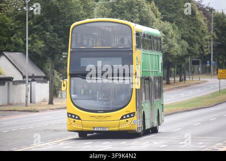 Tallaght, Contea di Dublino, Irlanda, 15 agosto 2026 – Un autobus a due piani verde e giallo di Go Ahead Ireland sulla linea W2 attraversa Tallaght con passeggeri a bordo e il suo display della destinazione che mostra Liffey Valley SC. La scena documenta un servizio di trasporto pubblico suburbano che collega le comunità del sud e dell'ovest di Dublino e il funzionamento della rete di autobus orbitale ridisegnata di Dublino nel 2026. Foto Stock