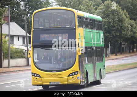 Tallaght, Contea di Dublino, Irlanda, 15 agosto 2026 – Un autobus a due piani verde e giallo di Go Ahead Ireland sulla linea W2 attraversa Tallaght con passeggeri a bordo e il suo display della destinazione che mostra Liffey Valley SC. La scena documenta un servizio di trasporto pubblico suburbano che collega le comunità del sud e dell'ovest di Dublino e il funzionamento della rete di autobus orbitale ridisegnata di Dublino nel 2026. Foto Stock