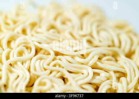 Texture di sfondo dettagliata di un blocco di noodles istantanei crudi pronto per una cottura rapida Foto Stock