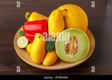 Frutta e verdura assortiti freschi ricchi di vitamine essenziali Foto Stock