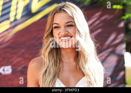 Hollywood, Stati Uniti. 16 agosto 2026. HOLLYWOOD, LOS ANGELES, CALIFORNIA, USA - 15 AGOSTO: Madison Bailey arriva all’evento della stagione 5 di "Outer Banks" di Netflix: Pogues For Life Un addio ai fan tenuto al Ford (The John Anson Ford Amphitheatre) il 15 agosto 2026 a Hollywood, Los Angeles, California, Stati Uniti. (Foto di Xavier Collin/Image Press Agency) Crediti: Image Press Agency/Alamy Live News Foto Stock