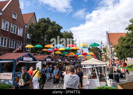 Le persone passeggiano per una strada di mercato all'aperto a Danzica, Polonia Foto Stock