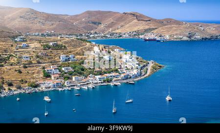 Vista panoramica del piccolo villaggio e del porto turistico di Vourkari sull'isola di Kea Tzia, Cicladi, Grecia Foto Stock