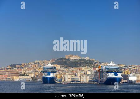 Grandi navi da crociera nel porto di Napoli Foto Stock