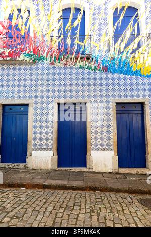 Case coloniali colorate con piastrelle ceramiche blu sulle facciate lungo le strade strette del centro storico di Sao Luis, attrazione turistica, Brasile. Foto Stock