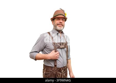 Uomo barbuto anziano con tradizionale abito alpino e cappello in piedi isolato sul bianco. Foto Stock