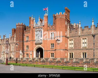 Hampton Court Palace, ingresso frontale ovest, Flying Union Jack Flag. Un palazzo reale nel London Borough di Richmond upon Thames Greater London Surrey UK Foto Stock