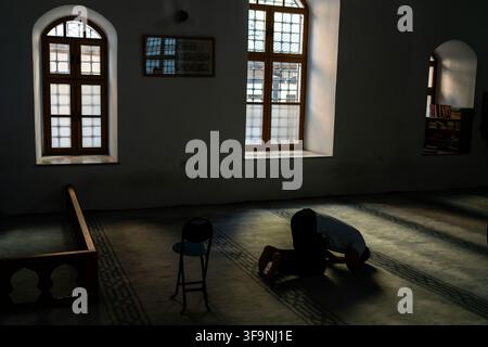 Istanbul, Turchia. 16 agosto 2026. Un uomo prega in una moschea a Istanbul, Turchia. (Credit Image: © Moe Zoyari/ZUMA Press Wire) USO EDITORIALE SOLO! Non per USO COMMERCIALE! Foto Stock